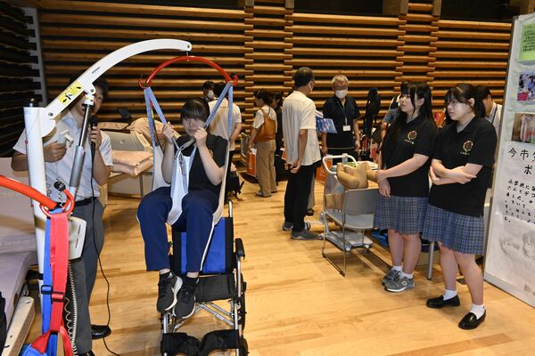 リフト移乗を体験する今市高の生徒