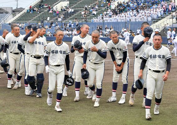 初戦敗退し、悔しさをにじませてベンチに引き揚げる宇商ナイン＝前橋市の上毛新聞敷島球場
