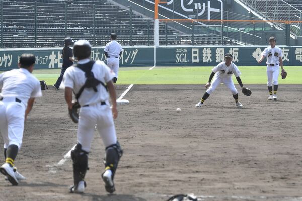 シートノックを受ける石橋ナイン＝阪神甲子園球場