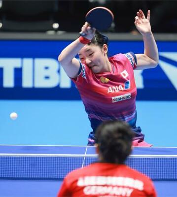 　女子準決勝のドイツ戦でプレーする張本美和＝ロンドン（共同）