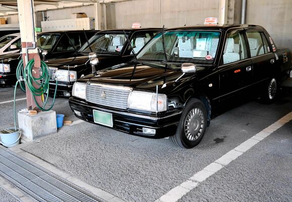 運転手不足で車庫に止まったままのタクシー車両＝７月、松山市（ナンバープレートを画像加工しています）