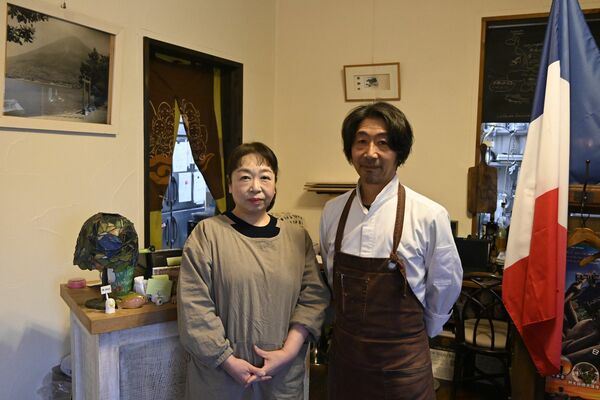 店を切り盛りする斎藤さん夫妻