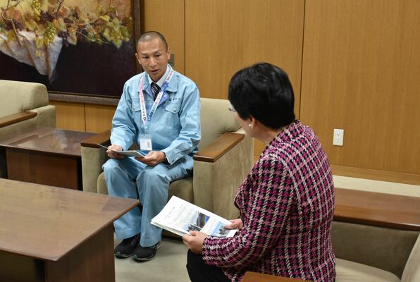 大川市長（右）に活動を報告する石塚さん