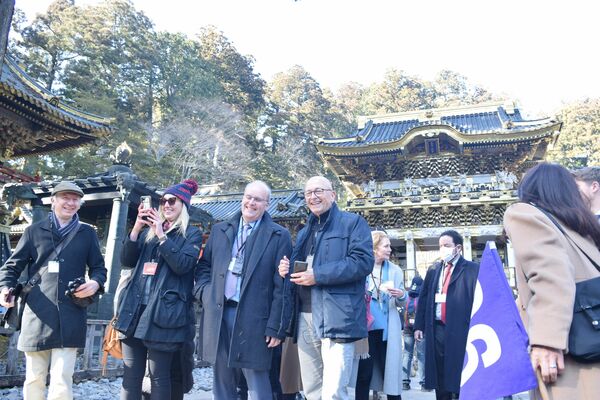 日光東照宮内を視察する大使館職員ら＝３日午後、日光市山内