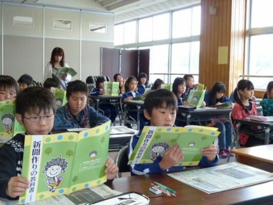 「読み比べ」学ぶ／日光市今市第二小