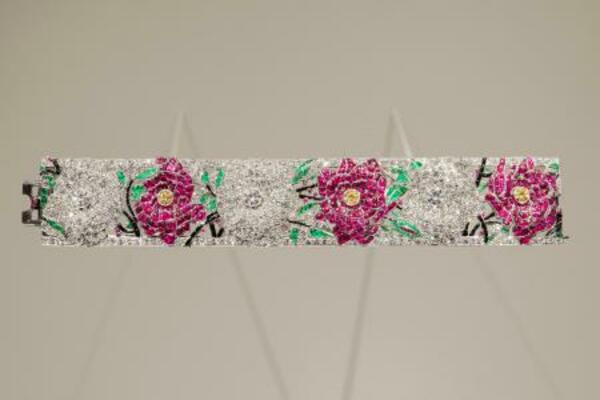 　「絡み合う花々、赤と白のローズ　ブレスレット」（１９２４年　（Ｃ）Ｖａｎ　Ｃｌｅｅｆ＆Ａｒｐｅｌｓ）（提供写真）