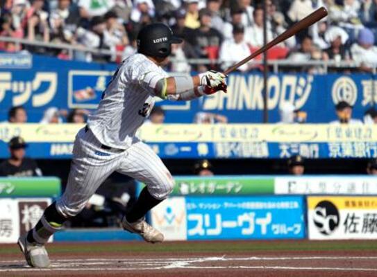 　６回ロッテ１死二、三塁、佐藤が左前に先制２点打を放つ＝ＺＯＺＯマリン
