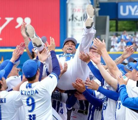 現役最後の試合を終え、ナインに胴上げされるDeNAのビシエド=24日、横浜スタジアム