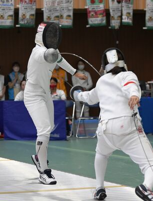 フェンシング成年女子エペ１回戦　愛媛戦で本県選抜の中浦がカウンターでポイントを奪う＝上三川町体育センター
