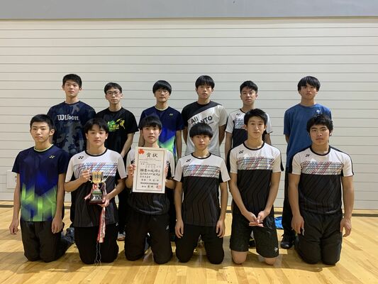 バドミントン男子優勝の宇南