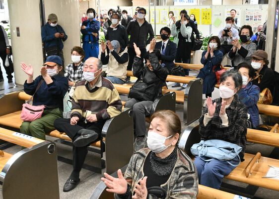 ＷＢＣ決勝戦をテレビ観戦し、日本の優勝を喜ぶ市民ら＝22日午前、宇都宮市役所