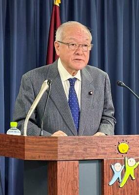 　自民党本部で記者会見する鈴木幹事長＝２３日午前、東京・永田町