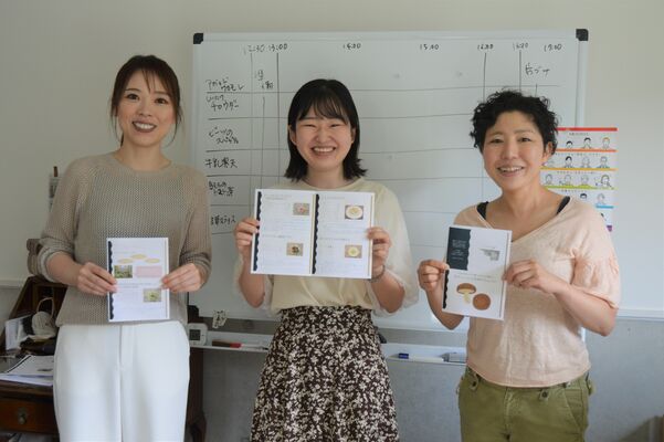 開発したレシピなどを持ち、イベントをＰＲする吉村さん（右）、佐藤さん（中央）、神志那さん