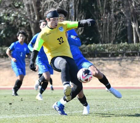 練習試合の１本目、栃木ＳＣのＦＷ宮崎がシュートを放つ＝河内総合運動公園陸上競技場