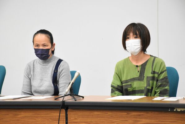 寄宿舎の存続を求め、会見に臨んだ伊藤さん（右）と筧さん＝19日午後、県庁記者クラブ