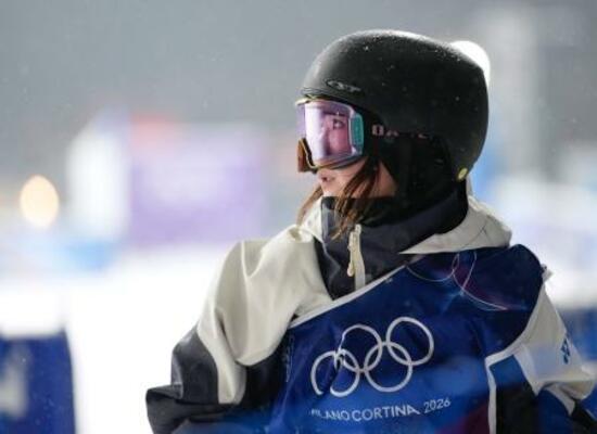 　本番会場で調整するスノーボード女子ビッグエアの岩渕麗楽＝リビーニョ（共同）