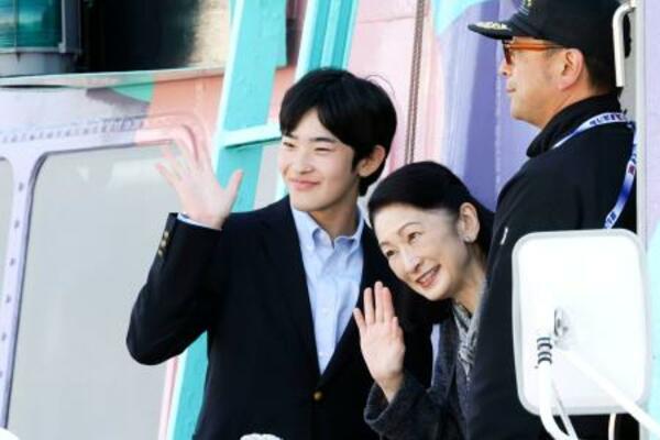 見送りに来た人たちへ手を振られる紀子さまと悠仁さま=23日午後、東京都大島町(代表撮影)