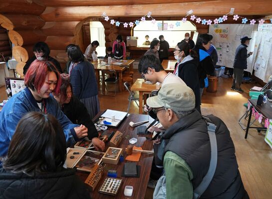 地域住民らが集まった寺尾ログカフェ