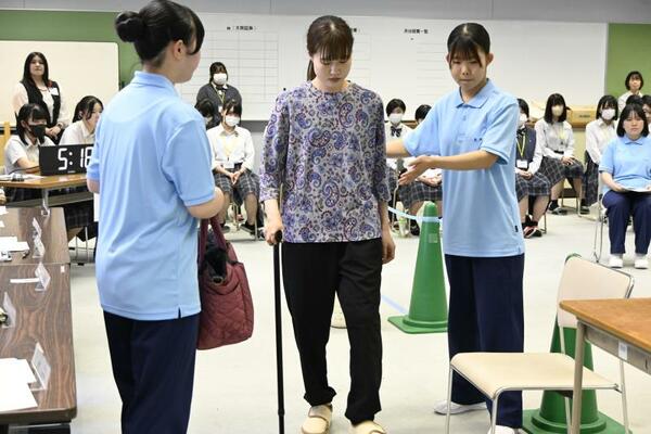 提示された課題に対して介護を実践する生徒ら