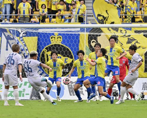 前半追加タイム、栃木ＳＣの守備陣が体を張ってゴールを守る＝カンセキスタジアムとちぎ、永嶌理絵撮影
