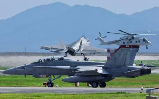 　岩国基地で陸上離着陸訓練する在日米海軍のＦ３５Ｃステルス戦闘機（奥）＝１７日午後、山口県岩国市