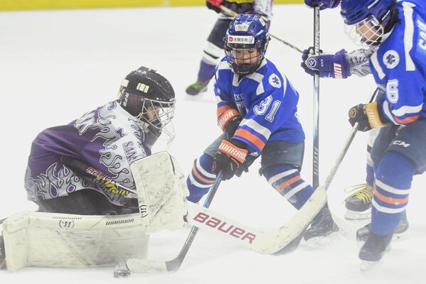 小学生　日光イースタン－埼玉ジュニアウォリアーズ（埼玉）３位決定戦　第３ピリオド３分５０秒、日光イースタン・森（中央）がシュート＝日光霧降アイスアリーナ