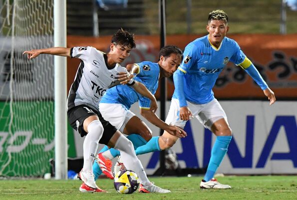 後半、相手ゴールに迫る栃木ＳＣのＦＷ五十嵐（左）＝香川県丸亀市のＰｉｋａｒａスタジアム