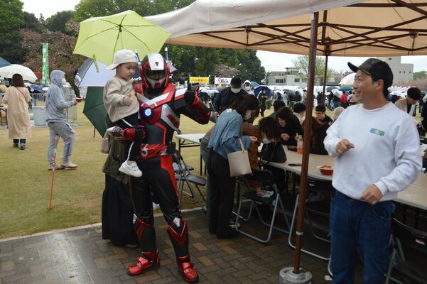 最強ラーメン祭会場で来場者と記念撮影するブレイバーン