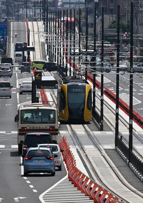 東宿郷停留場付近を走るＬＲＴ車両「ライトライン」