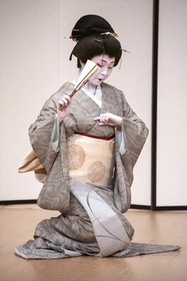 地唄舞を披露する俵さん