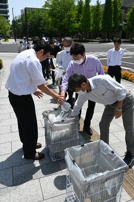 拾い集めたごみを分別する県職員＝17日午後、県庁昭和館前