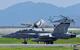 　岩国基地で陸上離着陸訓練する在日米海軍のＦ３５Ｃステルス戦闘機（奥）＝１７日午後、山口県岩国市