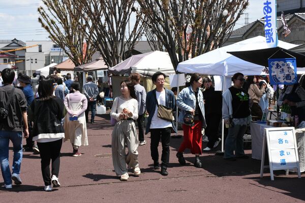 晴天の下、大勢の人が訪れた「ＳＡＫＥ＿ＴＯ＿ＳＡＫＥ＠ちょっ蔵広場　ｖｏｌ．２＝４月２６日、ＪＲ宝積寺駅前
