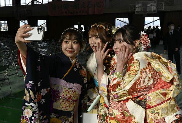 友人と記念撮影をする参加者＝足利市