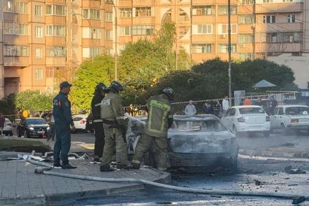 　昨年９月、ロシア西部ベルゴロド州で、ウクライナ軍の攻撃後に車両の鎮火に当たる当局者ら（タス＝共同）