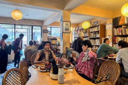 　大勢の客でにぎわう日本料理店「ルンタレストラン」＝６月、インド・ダラムサラ（共同）