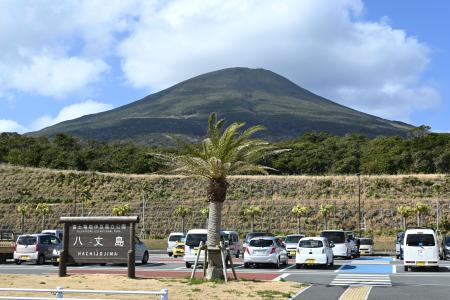 　八丈島空港から見える八丈富士＝東京都八丈町