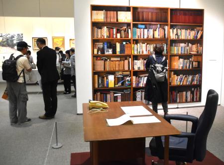 企画展「堺に生きた山崎豊子のまなざし―愛用品の数々―」の展示風景=堺市堺区宿院町の「さかい利晶の杜」