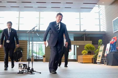 　自民党の両院議員総会後、取材対応を終えた石破首相＝２日午後、首相官邸