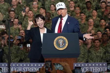 　米海軍の原子力空母「ジョージ・ワシントン」で演説するトランプ大統領（右）と高市首相＝10月28日、神奈川県横須賀市