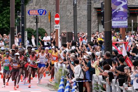 　陸上の世界選手権東京大会の男子マラソンで、沿道から選手を応援する人たち＝１５日、東京都内