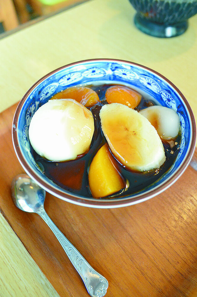 自家製黒蜜たっぷりの「クリームあんみつ」
