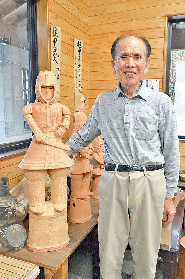 益子の粘土を使用した埴輪「桂甲武人」（約95㌢）と制作者の大塚明さん