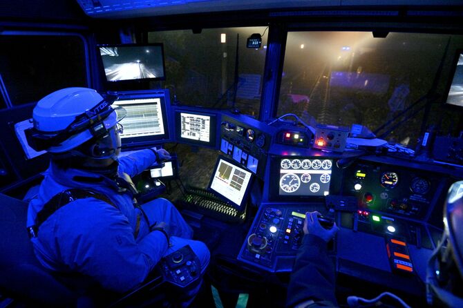 線路のゆがみを直す大型機械「マルタイ」の操縦席＝2025年11月26日午前３時25分