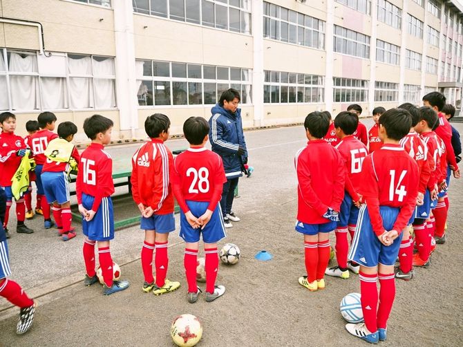 本澤監督（写真中央）の指示に、熱心に耳を傾ける選手たち