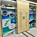 エレベーターに沖縄の海　宇都宮市役所本庁舎　うるま市と友好都市１年を記念