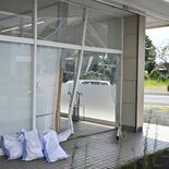 矢板の事業所に車突っ込む