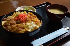 【食べた？】肉厚、黒米飯と相性抜群　かつ丼　和（なごみ）（大田原）