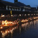 栃木・線香花火彩る巴波川　幻想的に灯ろう流し