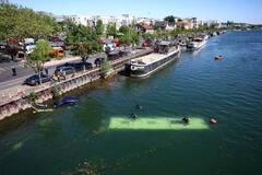パリ近郊のセーヌ川にバス転落